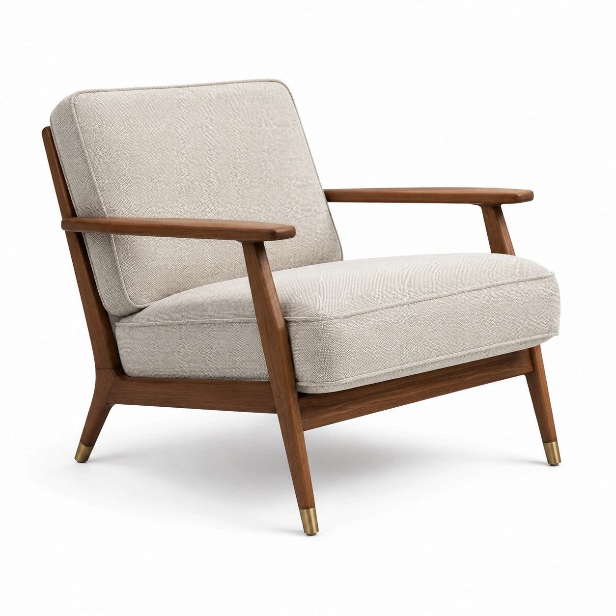 Sillón de tela beige con estructura de madera
