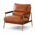 Sillón de cuero sintético marrón con estructura de metal y descansabrazos de madera