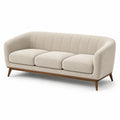 Sofá de tres plazas de tela beige con estructura de madera