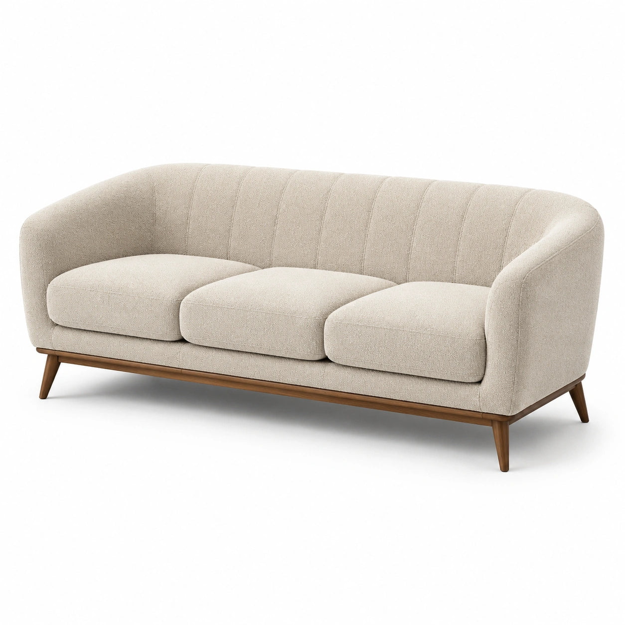 Sofá de tres plazas de tela beige con estructura de madera